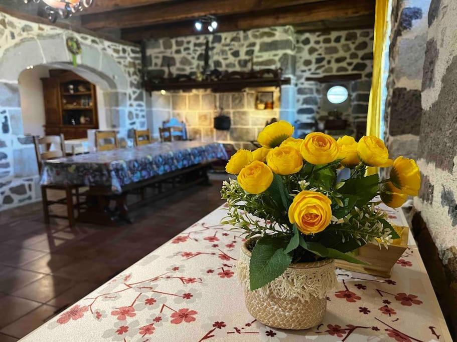 Gite A La Ferme Au Coeur De L'Auvergne Saint-Hippolyte  Luaran gambar